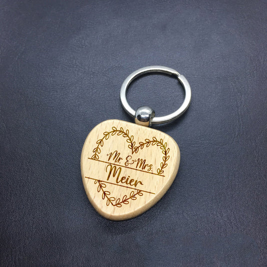 Personalisierter Schlüsselanhänger aus Holz in Herzform