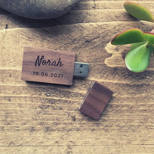 Personalisierter USB-Stick aus Walnussholz für Hochzeitsfotos oder Geburtstagsfotos