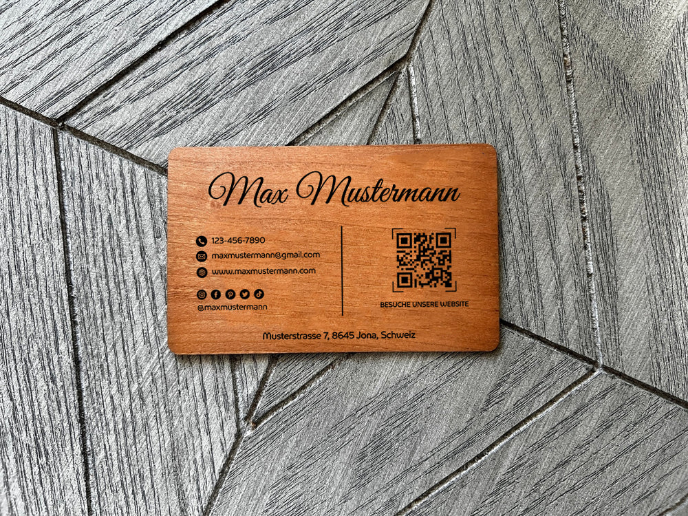 Digitale NFC Visitenkarte aus Holz mit Gravur